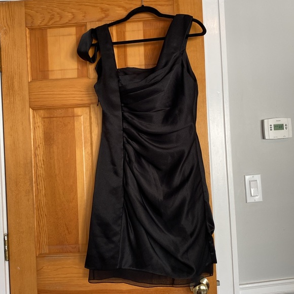 Little black dress worn once and like new condition - Picture 5 of 8